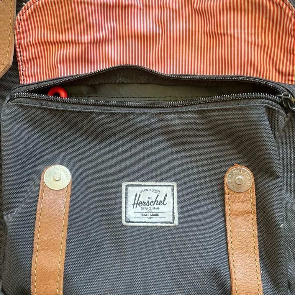 HERSCHEL Little America Backpack - Great Condition 30L Striped Lining - Picture 3 of 6